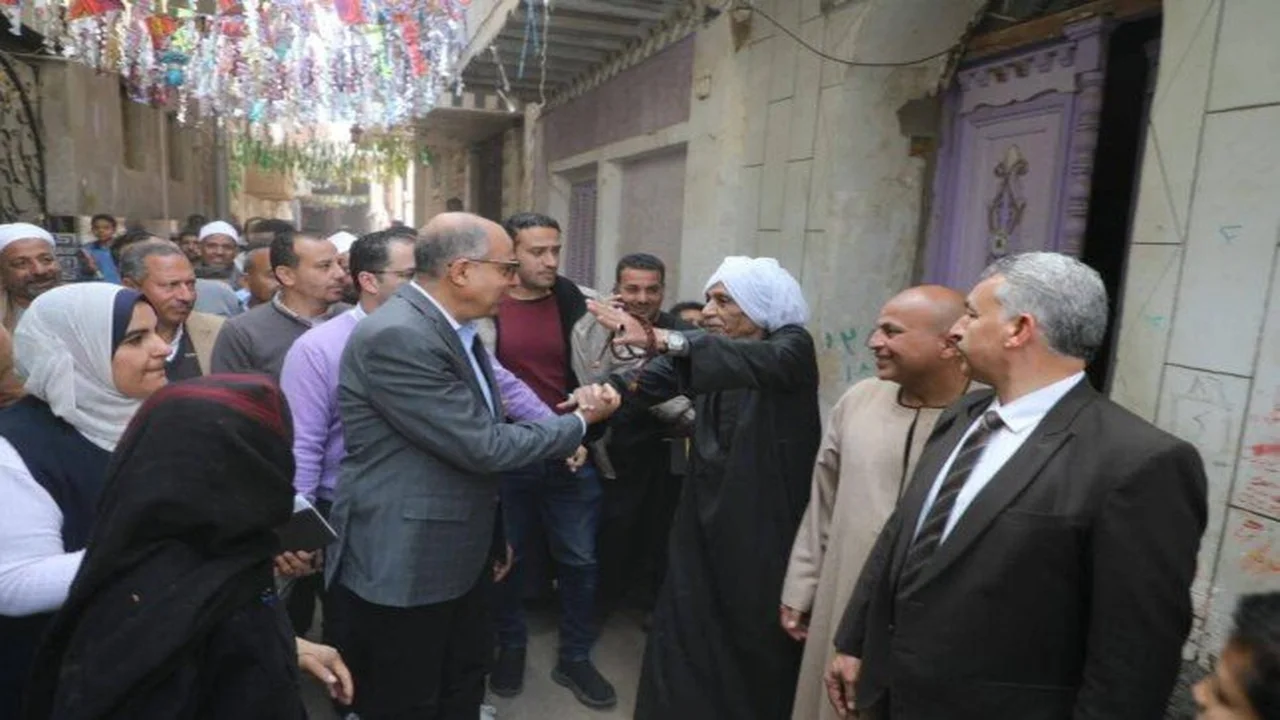 محافظ المنيا يوجه بتوفير سكن ومساعدات مالية لأهالي قرية بني عبيد